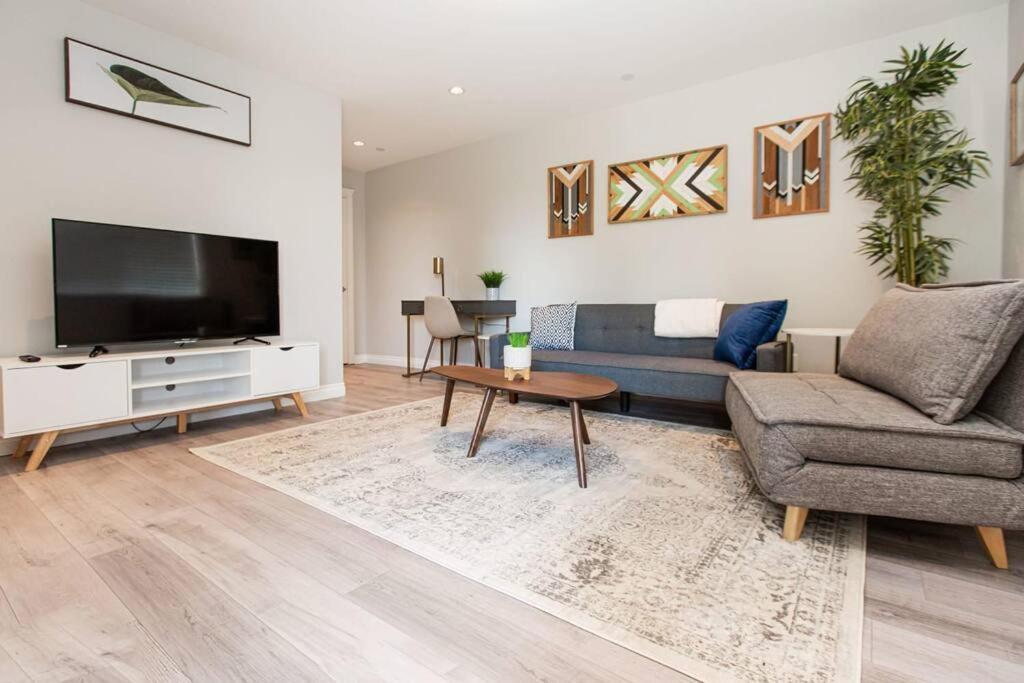 Beautiful & Cozy 1 Bedroom 1 Bath In The Westshore Victoria Exterior foto